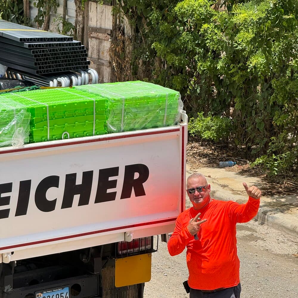 Camión cargado con equipos entregados a un cliente